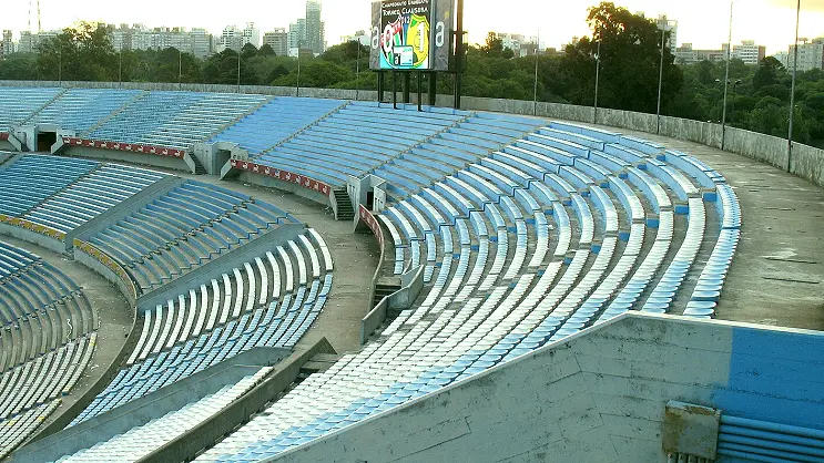 主队入场时球场看台与通道全景（声浪对判罚的影响被高估也常被误读）