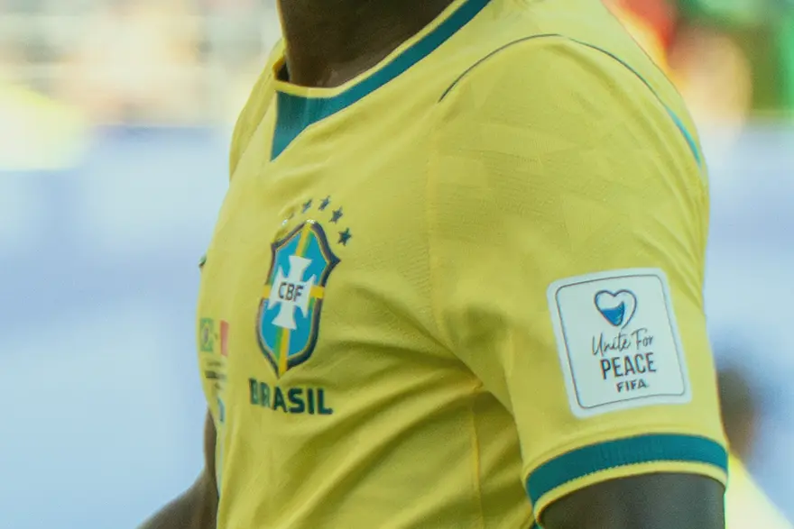 亚马尔在国家队比赛中带球推进的画面